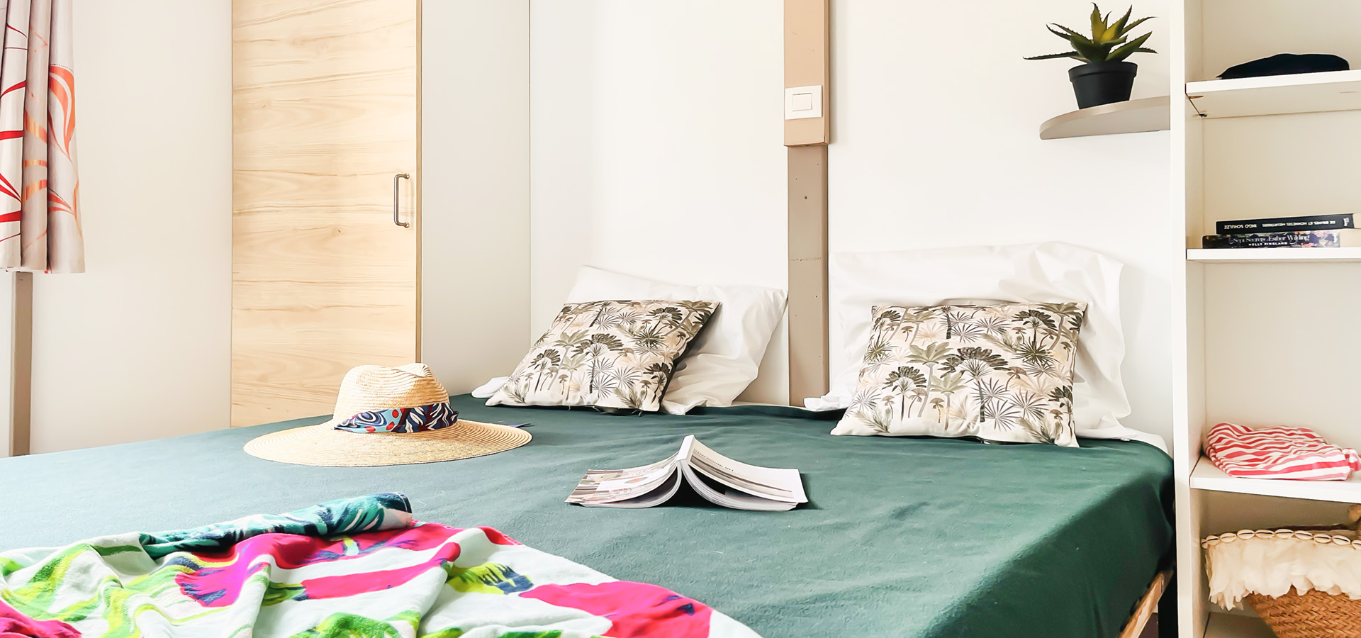 Camping kevano bungalow 3 chambres vue mer chambre principale